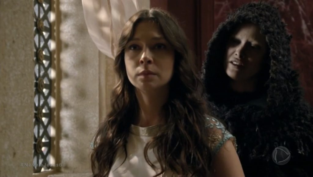 Maria Madalena (Day Mesquita) e Satanás (Mayana Moura) em Jesus