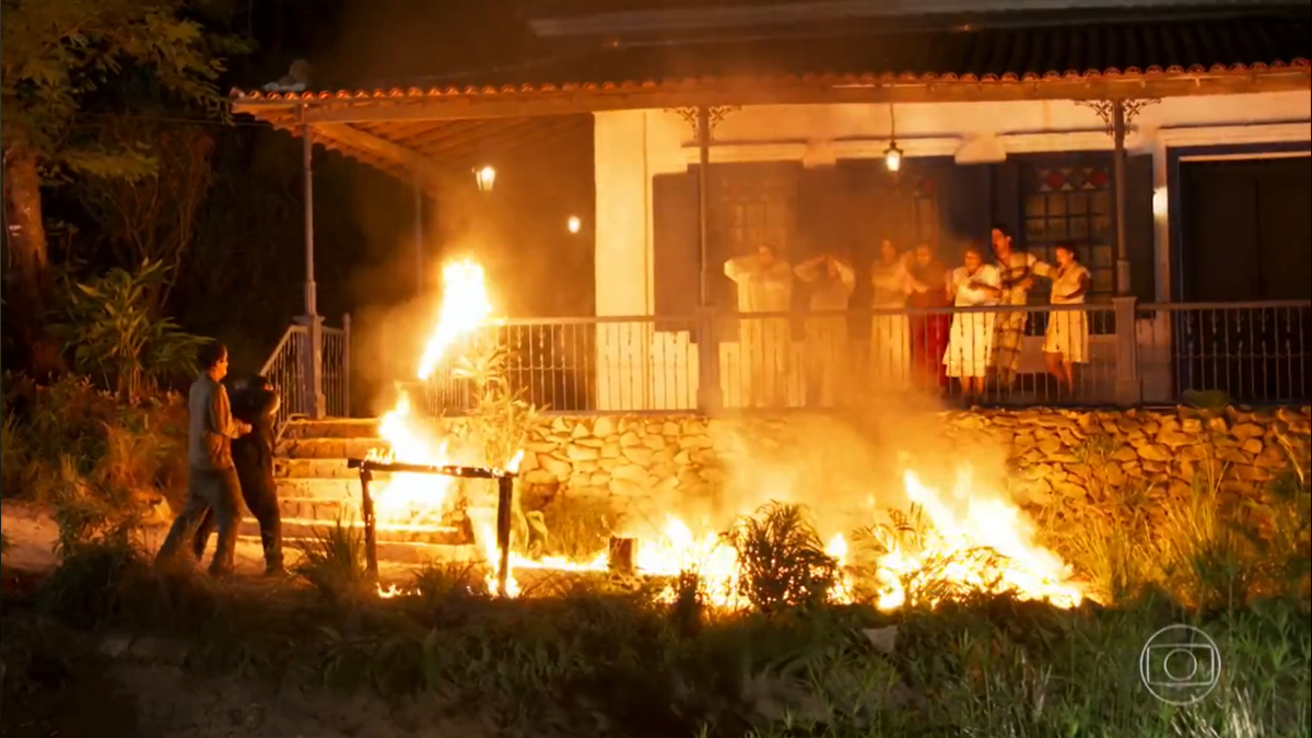 Moradores da fazenda desesperados com o fogo em Êta Mundo Bom!
