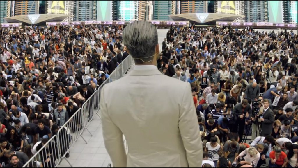 Ricardo Montana (Sérgio Marone) diante de uma multidão a seus pés em Apocalipse