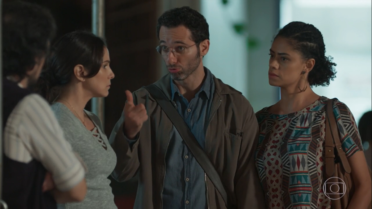 Roney (Lúcio Mauro Filho) se irrita com Bóris (Mouhamed Harfouch) em Malhação