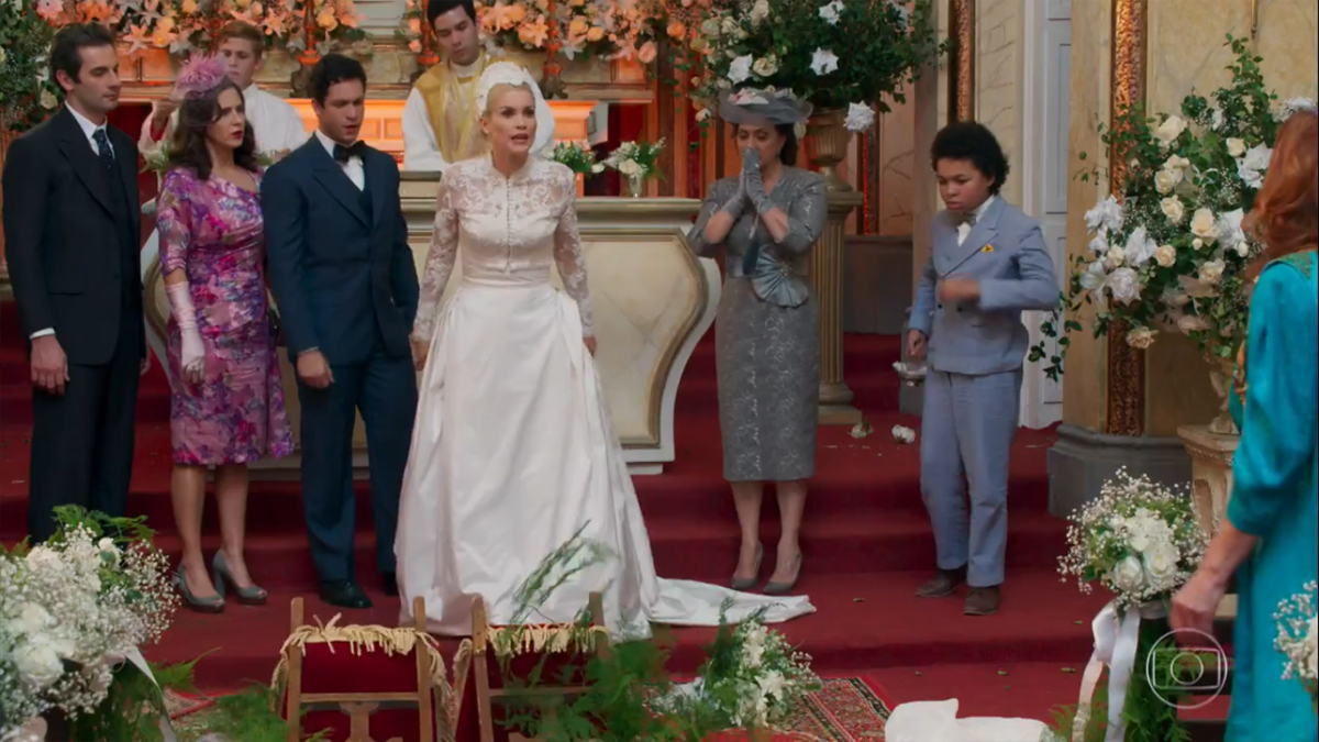 Sandra (Flávia Alessandra) é deixada no altar em Êta Mundo Bom!