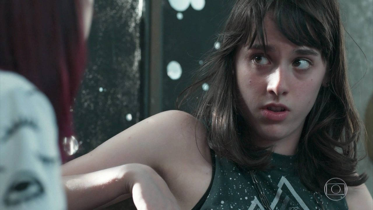 Tina (Ana Hikari) e Lica (Manoela Aliperti) em Malhação