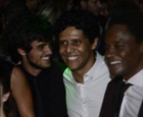 Wendell Bendelack entre Rodrigo Simas e Toni Garrido em Totalmente Demais