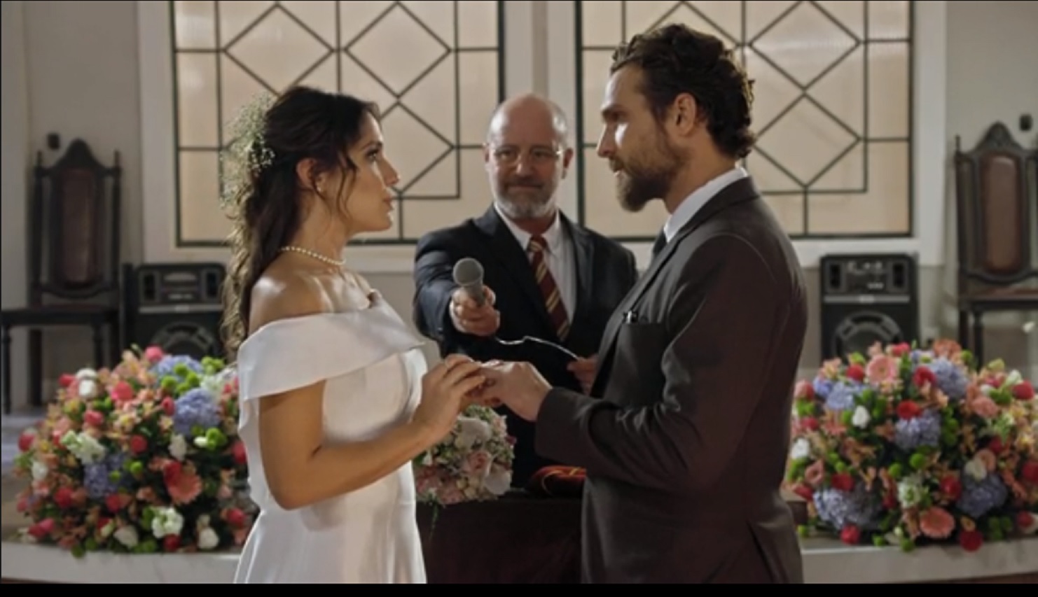 Zoe (Juliana Knust) casando-se com Benjamin (Igor Rickl) em Apocalipse