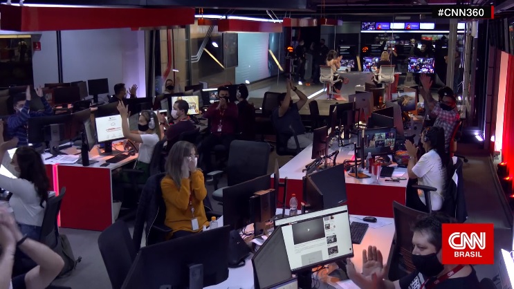 Redação da CNN Brasil celebra aniversário de Daniela Lima