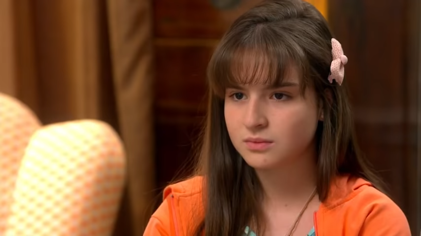 Sophia Valverde como Poliana em As Aventuras de Poliana (Reprodução / YouTube)