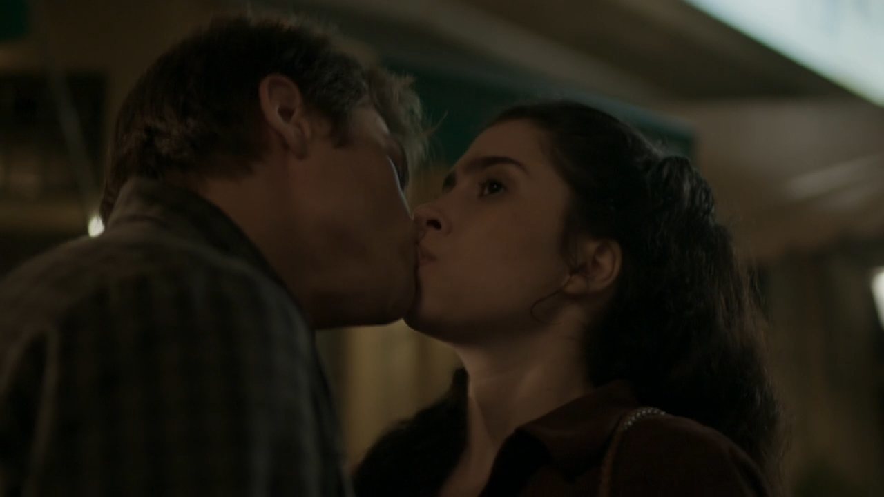 Charles (Raphael Sander) e Débora (Olívia Torres) em Totalmente Demais