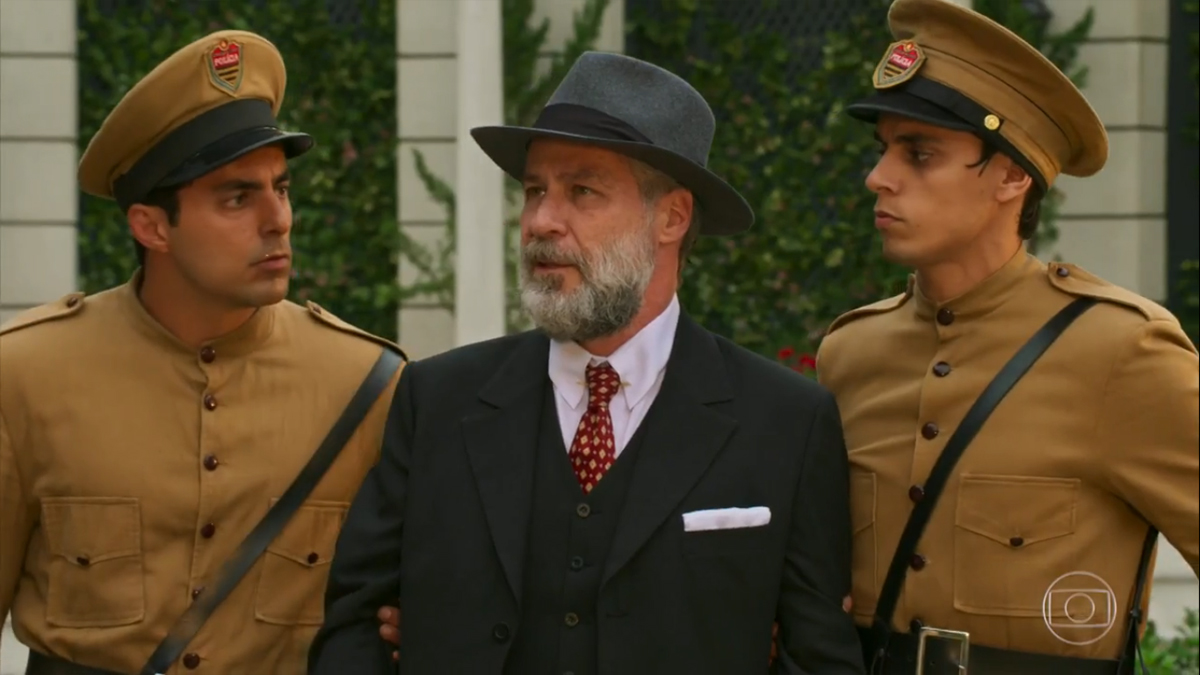 Ernani (Leopoldo Pacheco) sendo levado pela polícia em Êta Mundo Bom!