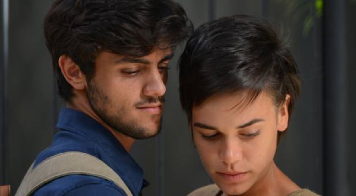 Jonatas (Felipe Simas) e Leila (Carla Salle) de Totalmente Demais