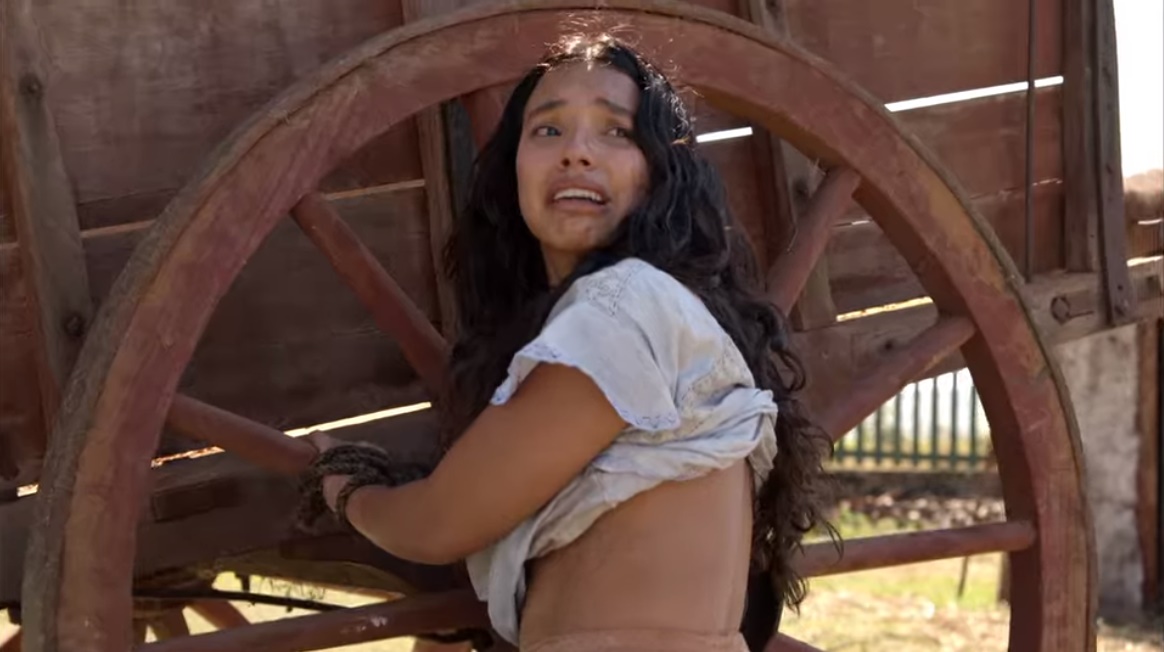 Juliana é chicoteada em Escrava Mãe (Reprodução: Record TV)