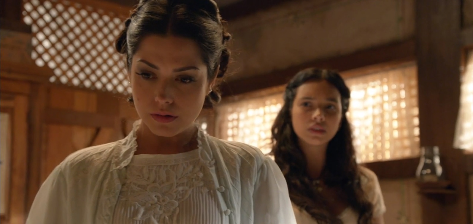 Maria Isabel (Thaís Fersoza) e Maria Isabel (Gabriela Moreyra) de Escrava Mãe