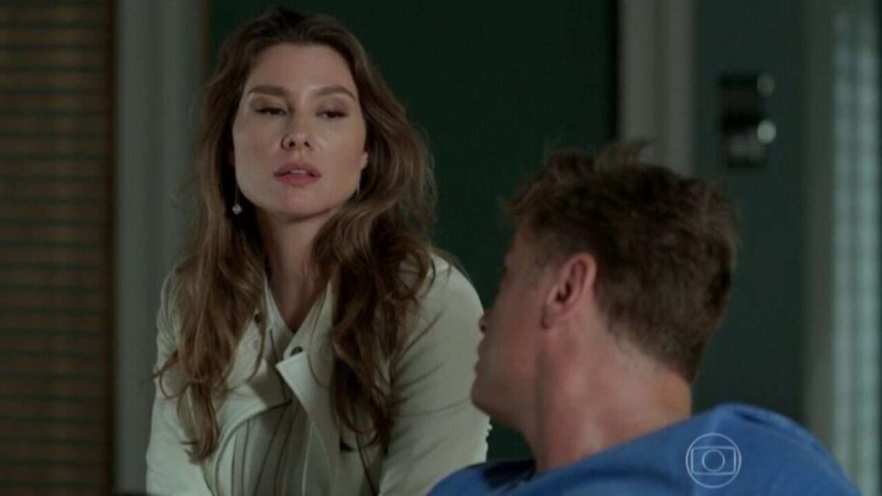 Natasha (Lavínia Vlasak) e Arthur (Fábio Assunção) em Totalmente Demais