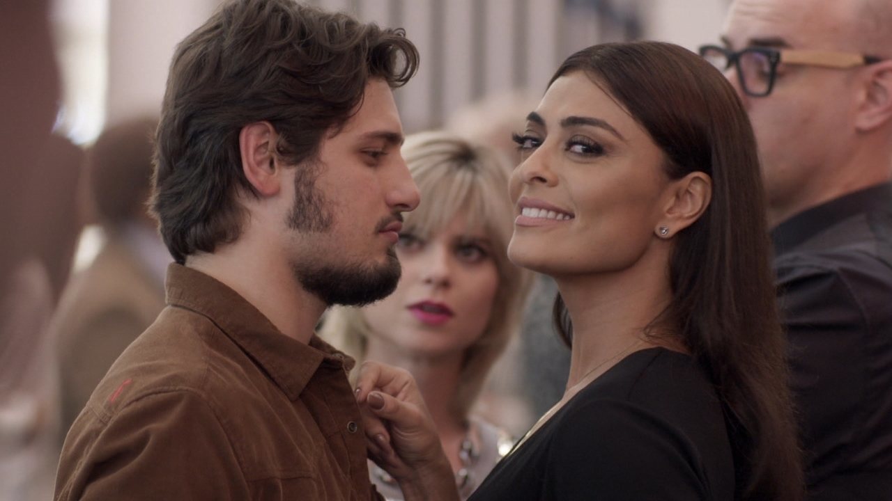 Rafael (Daniel Rocha) e Carolina (Juliana Paes) de Totalmente Demais
