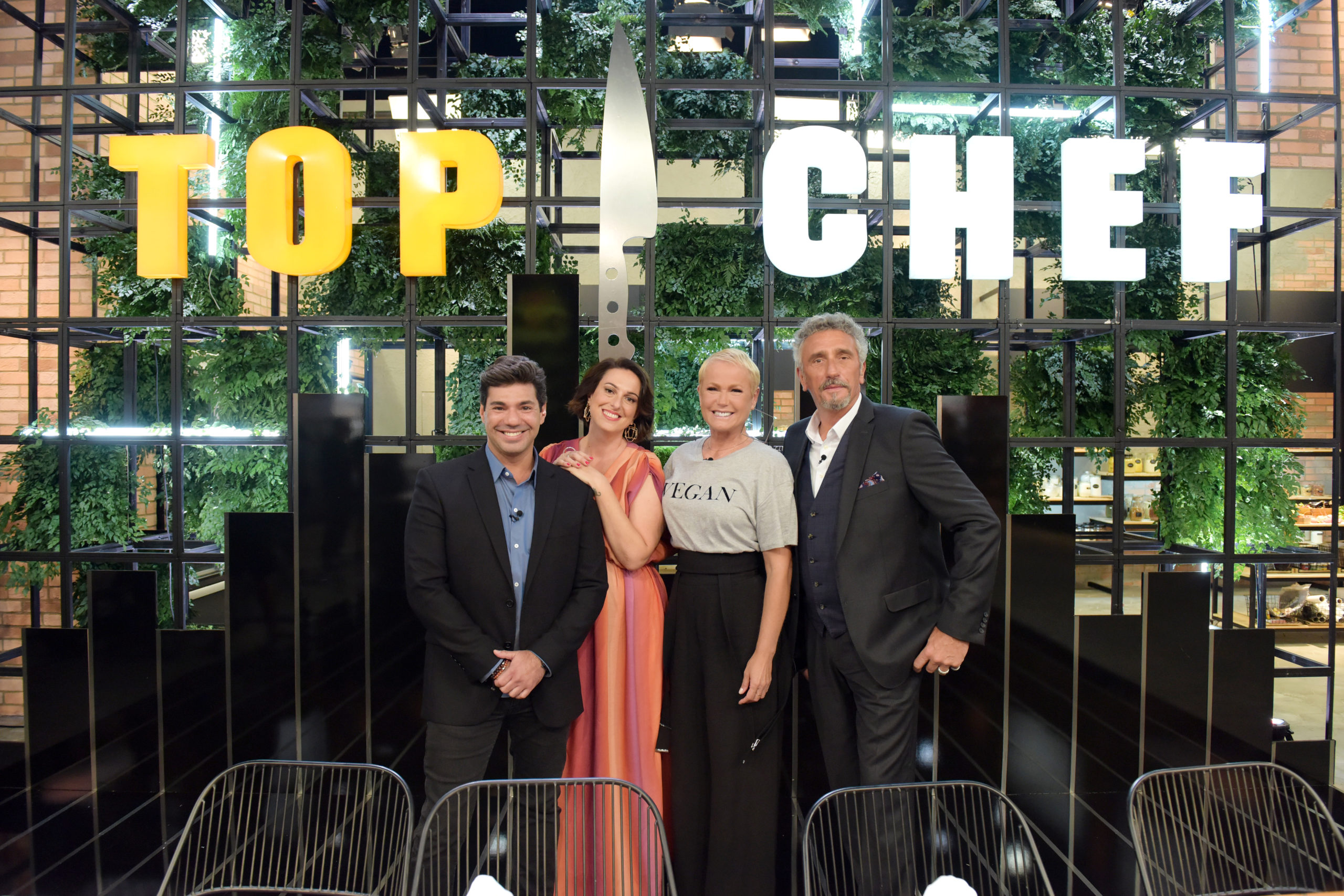 Felipe Bronze e jurados do Top Chef recebem Xuxa