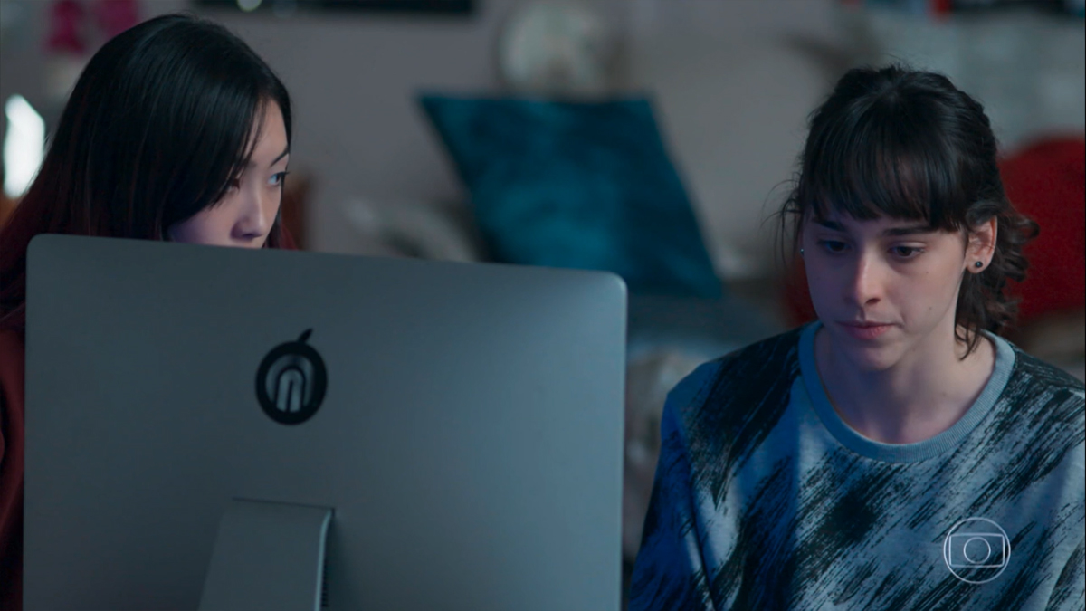 Tina (Ana Hikari) e Lica (Manoela Aliperti) em Malhação