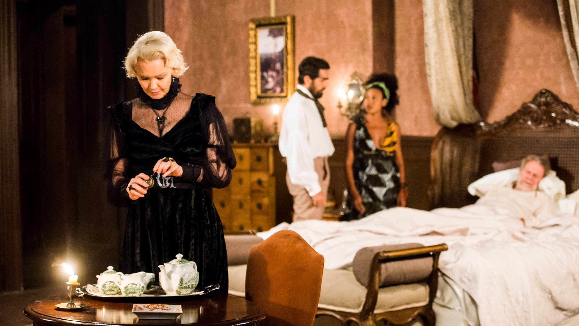 Wolfgang (Jonas Bloch), Greta (Julia Lemmertz) e Diara (Sheron Menezzes) em Novo Mundo