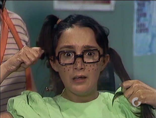 Chiquinha percebe que Chaves cortou seu cabelo 