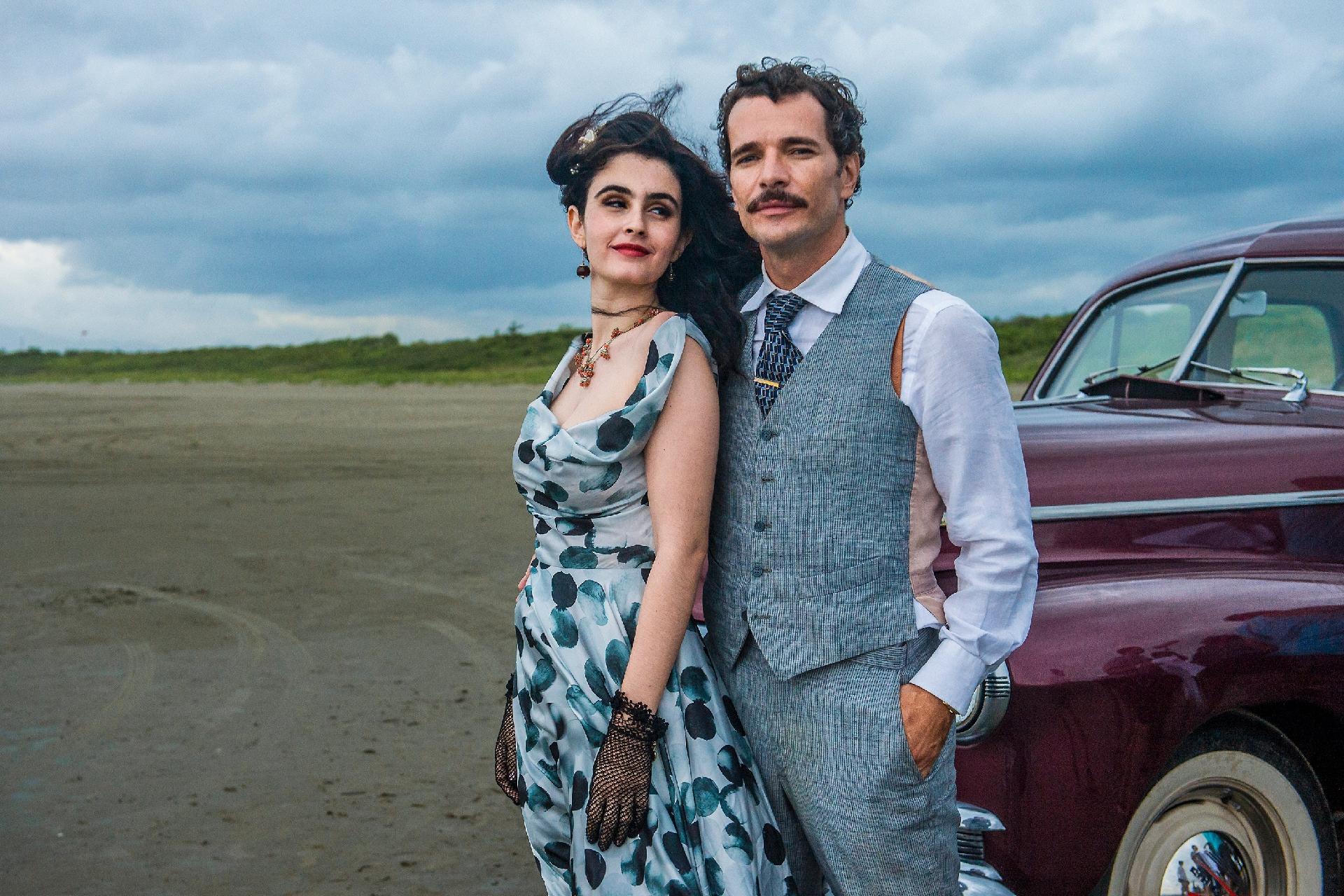 Daniel de Oliveira ao lado de Valentina Herszage na série Hebe