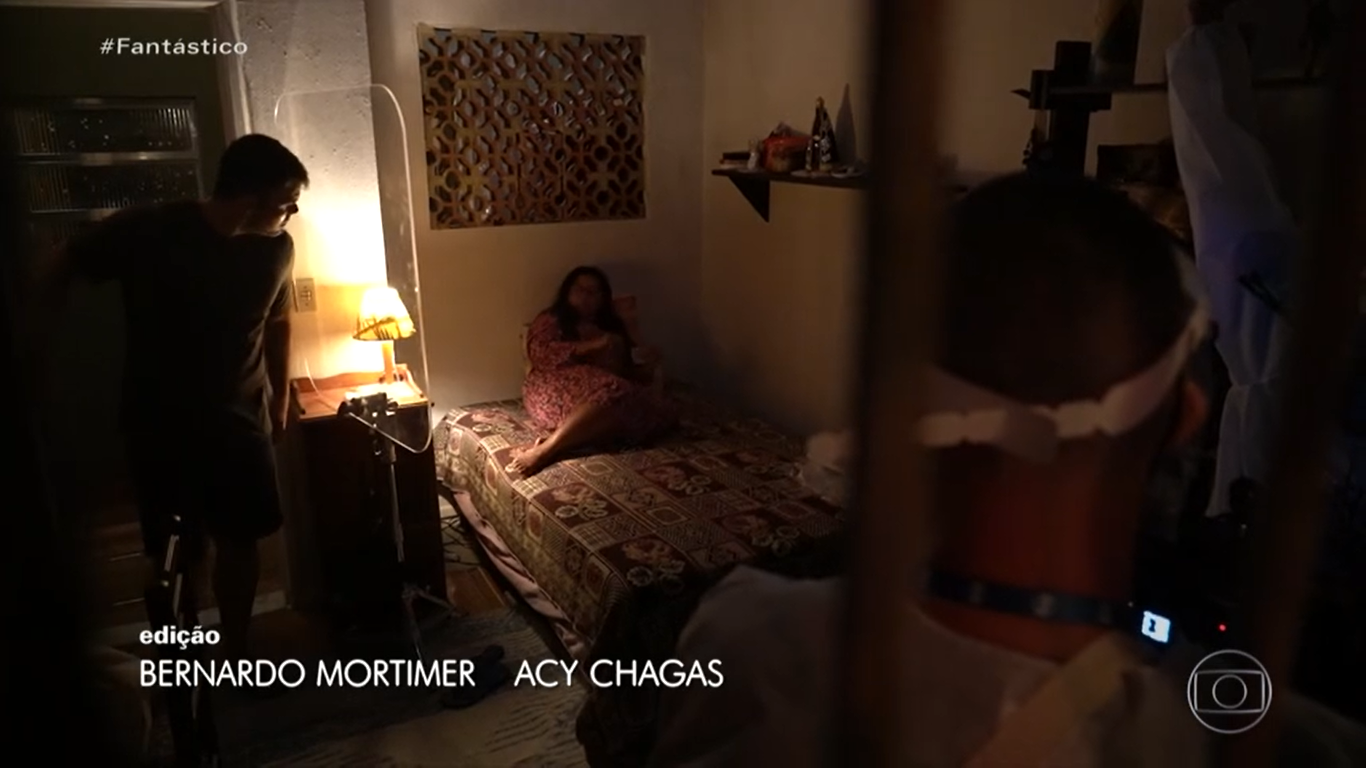 Thiago Martins e Regina Casé são separados por acrílico durante gravação de Amor de Mãe (Reprodução / Globo)