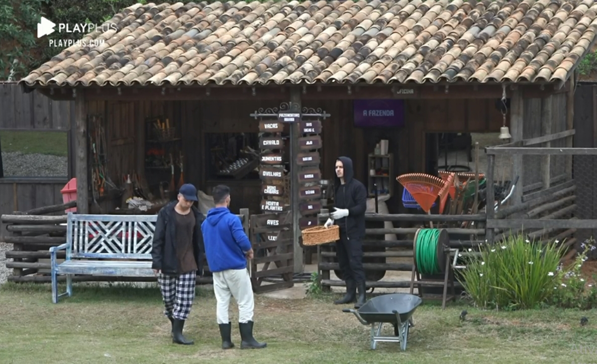 Biel detona JP Gadêlha logo pela manhã em A Fazenda 12 (Reprodução: PlayPlus)