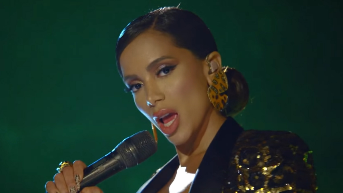 Anitta performando Me Gusta