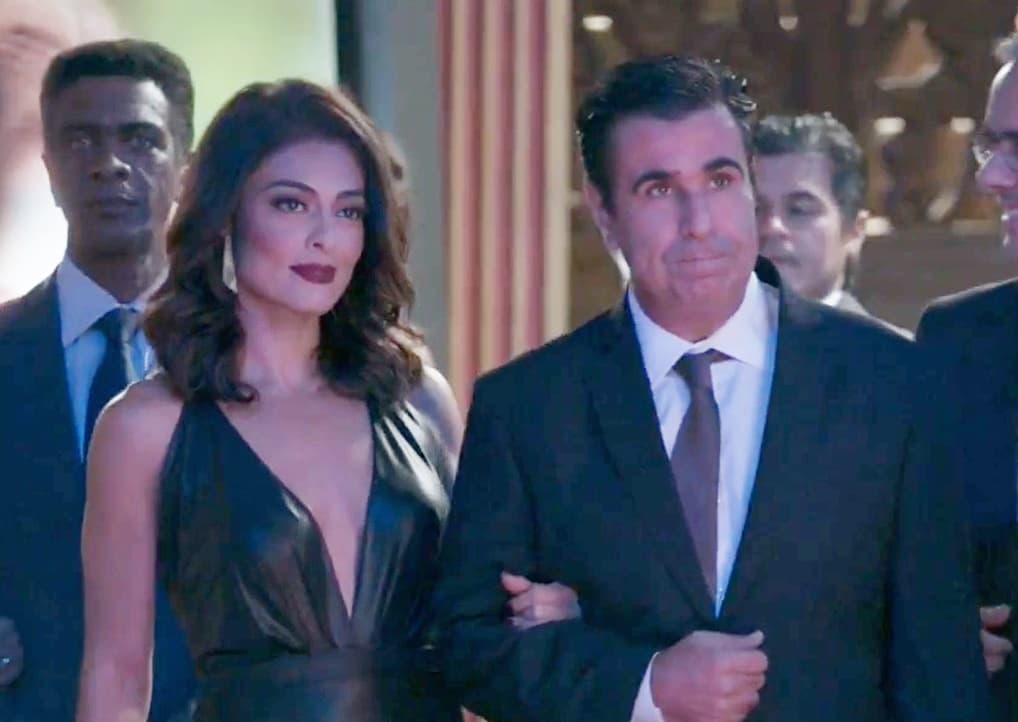 Carolina (Juliana Paes) e Hugo (Orã Figueiredo) de Totalmente Demais