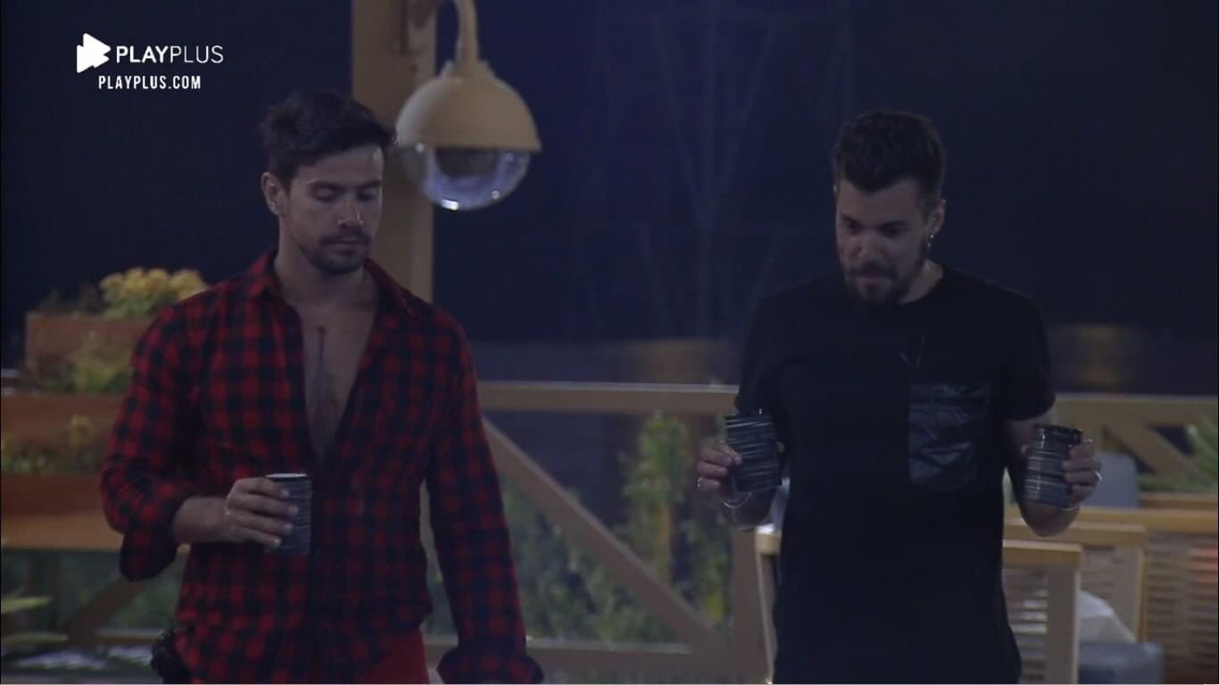 Peões bebem álcool em gel na falta de bebida na festa (Reprodução: PlayPlus)