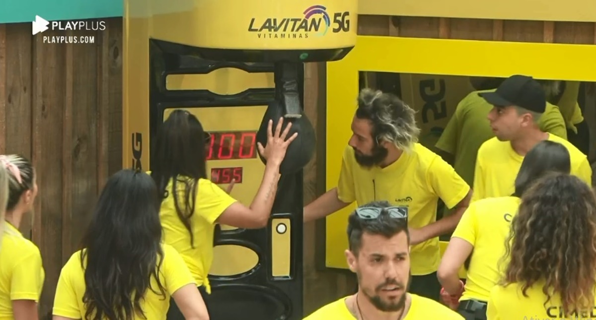 Peões quebram equipamento de patrocinador (Reprodução: PlayPlus)