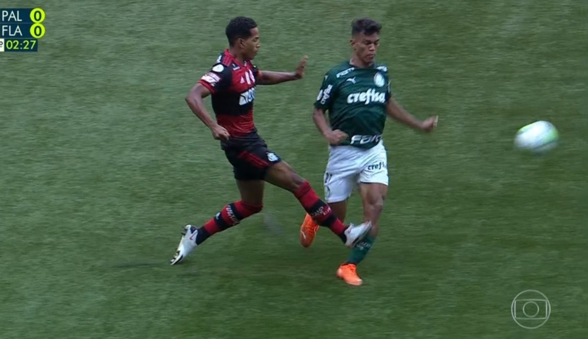 Jogadores do Flamengo e Palmeiras em campo