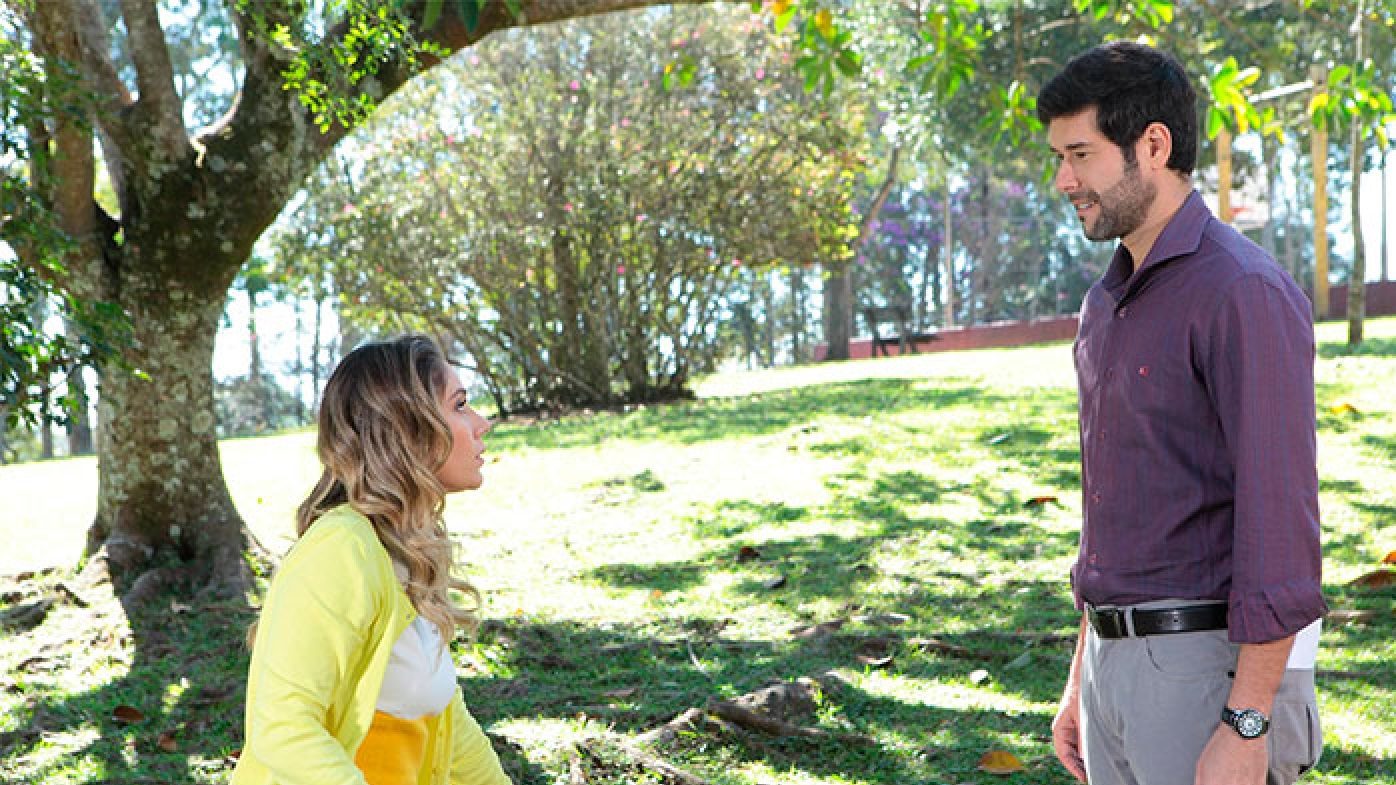 Juliana Baroni e Daniel Del Sarto como Rebeca e Maurício em Cúmplices de um Resgate (Reprodução / SBT)