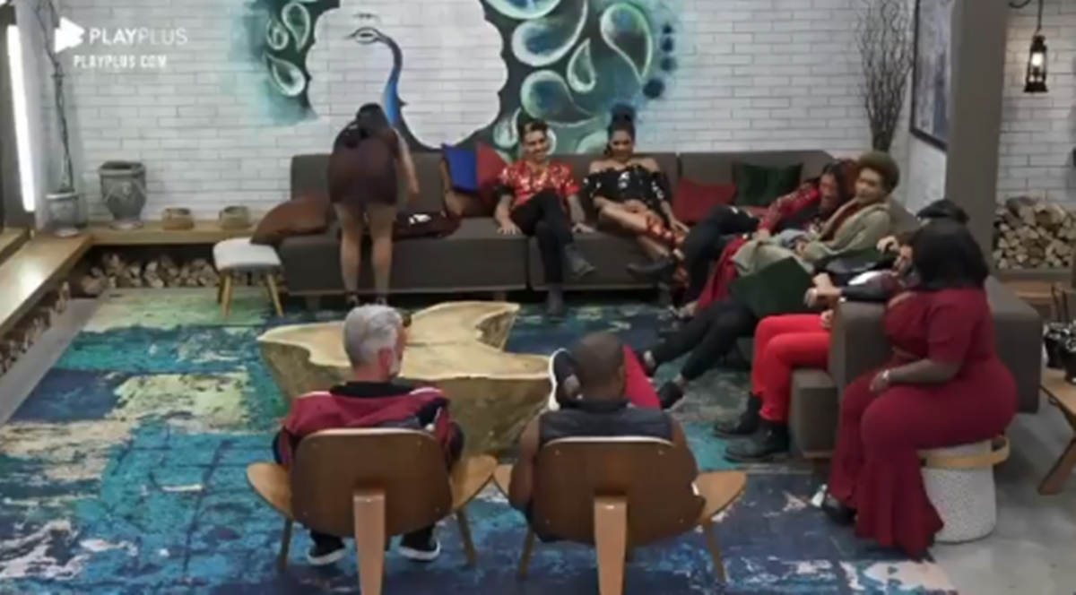 Jojo Todynho reclama dos sapatos do figurino para a festa (Reprodução: PlayPlus)