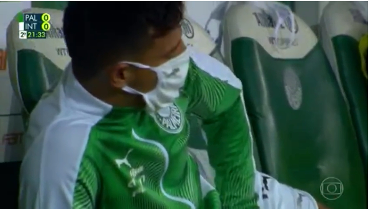 Gabriel Veron assiste ao jogo Palmeiras X Internacional (Reprodução: Globo)