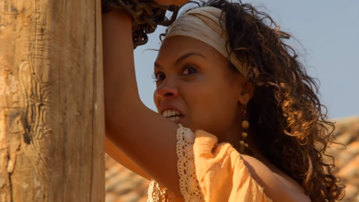 Esméria (Lidi Lisboa) vai parar no tronco após avançar sobre Juliana (Gabriela Moreyra) (Reprodução: Netflix)