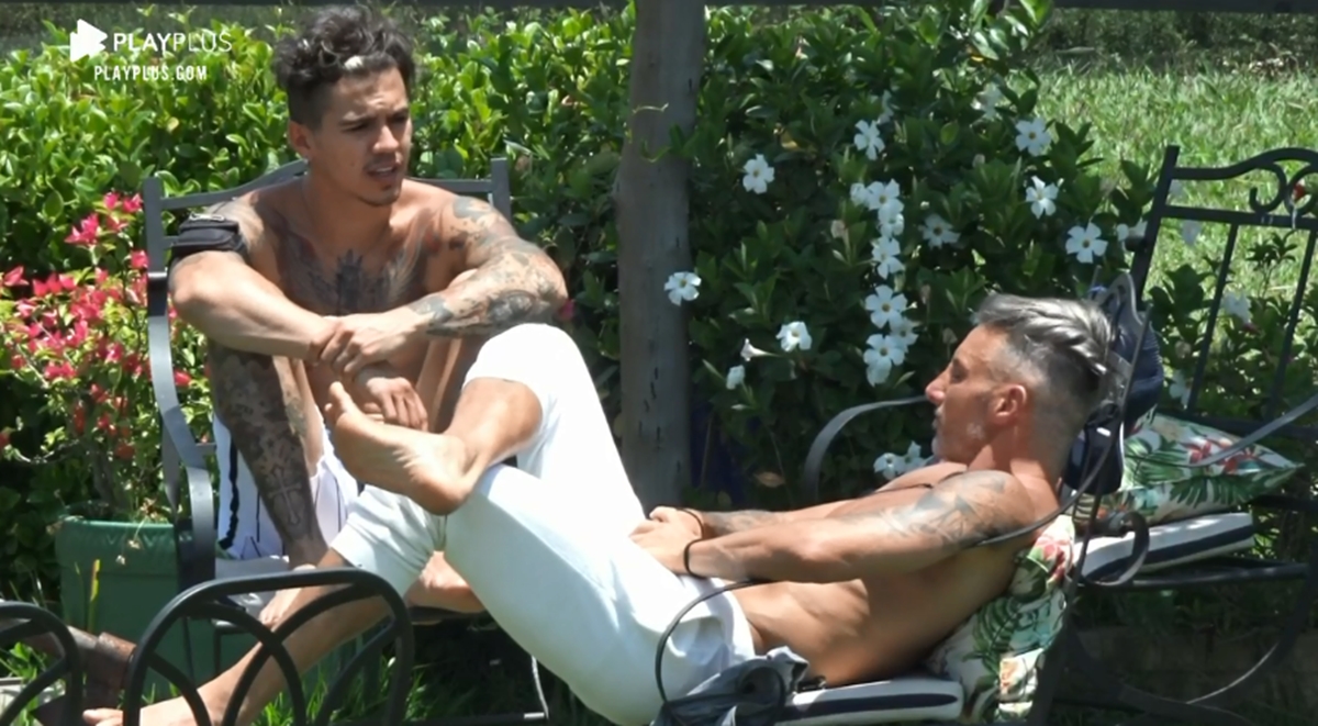 Biel e Juliano em conversa na área externa (Reprodução: PlayPlus)