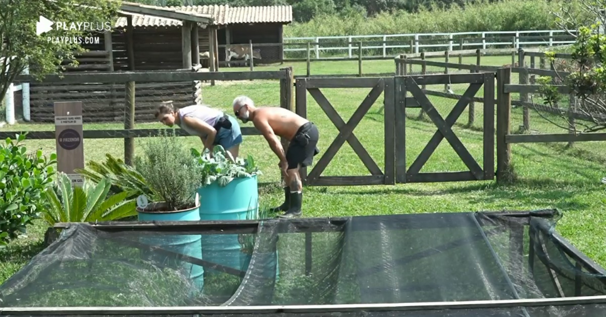 Luiza Ambiel e Mateus Carrieri na horta da sede de A Fazenda 12 (Reprodução: PlayPlus)
