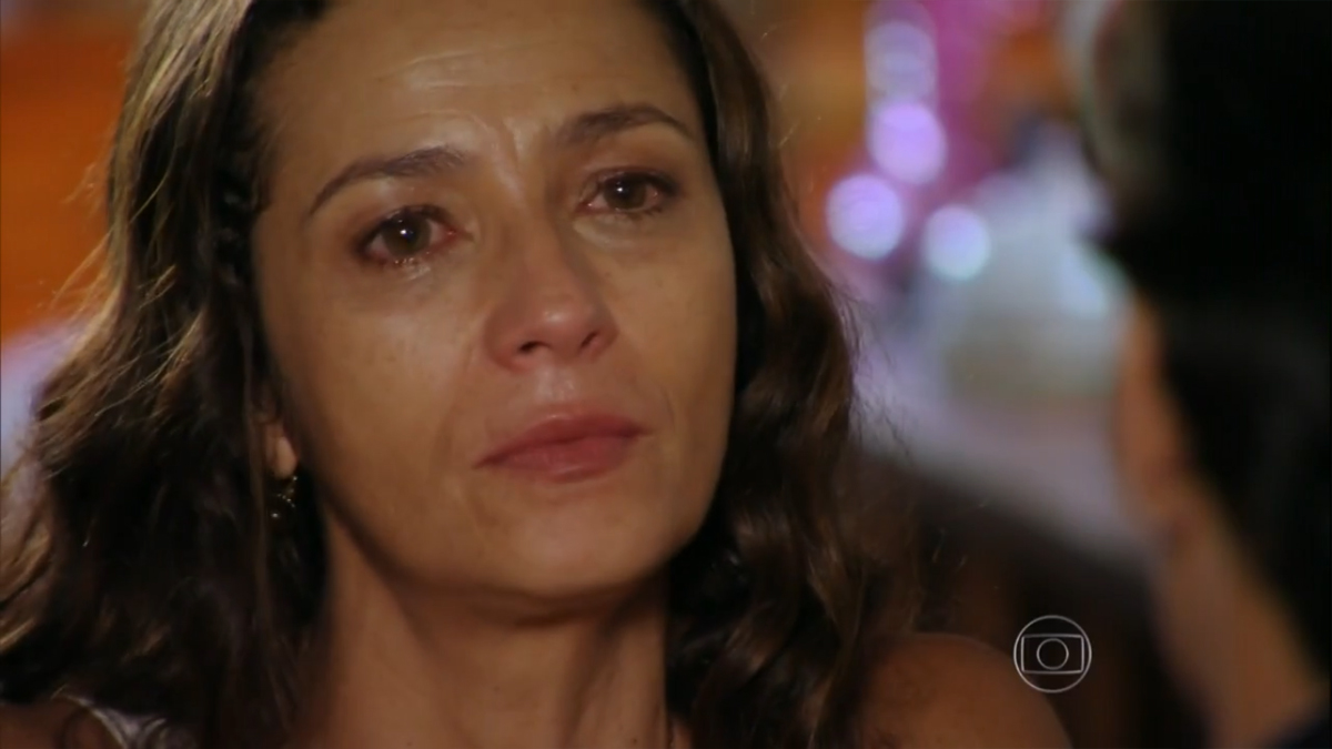 Bibiana (Cyria Coentro) e Hélio (Raphael Viana) em Flor do Caribe