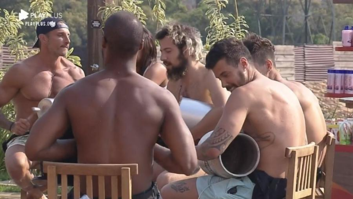 Peões cantam á beira da piscina