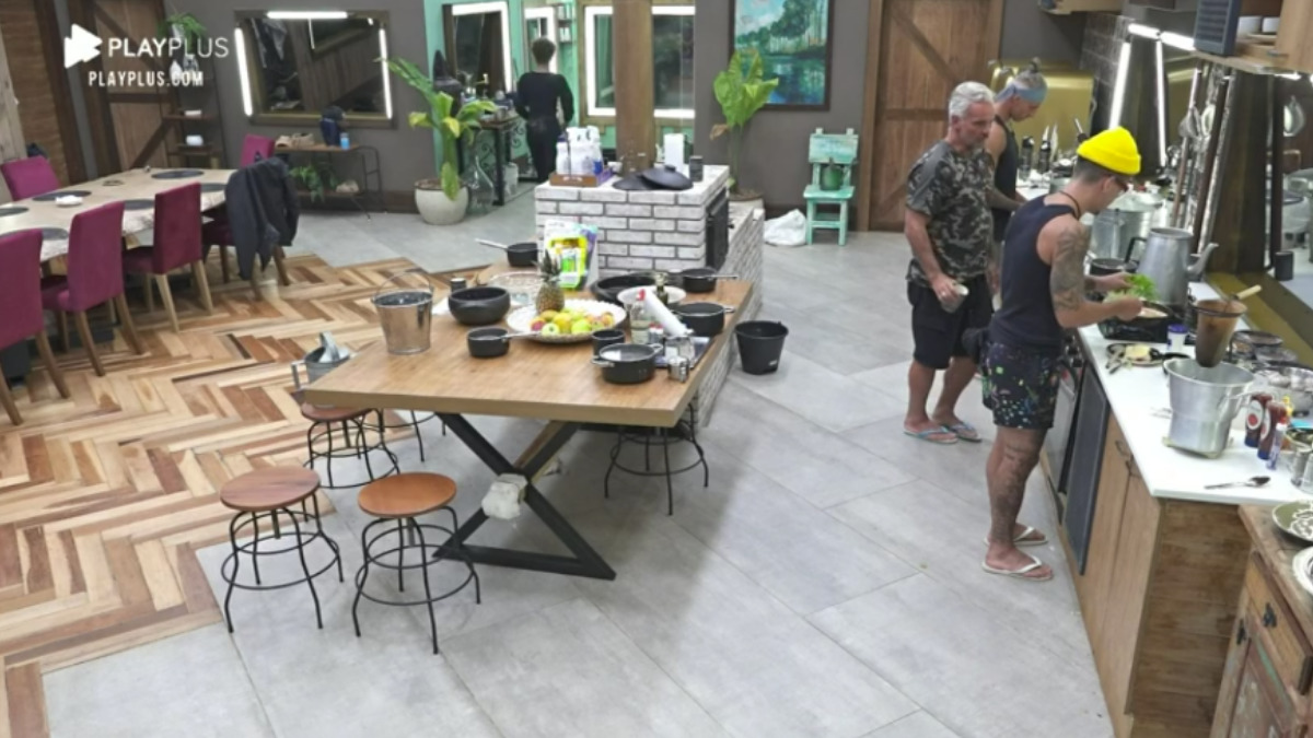 Peões preparando o café da manhã na sede