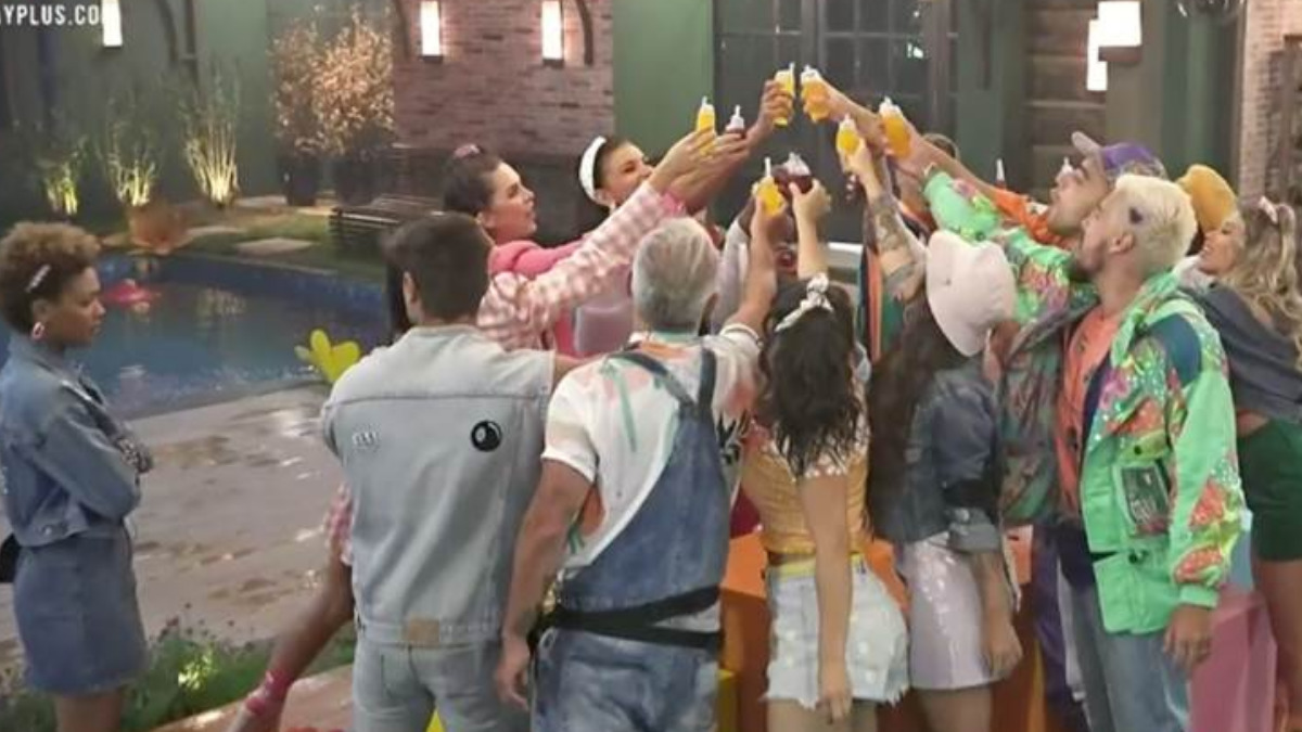 Peões durante a festa na área externa