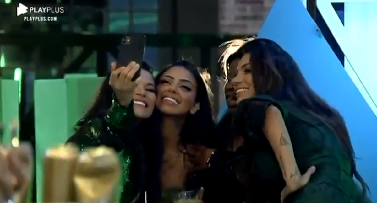 Mirella e Raissa selam a paz (Reprodução: PlayPlus)