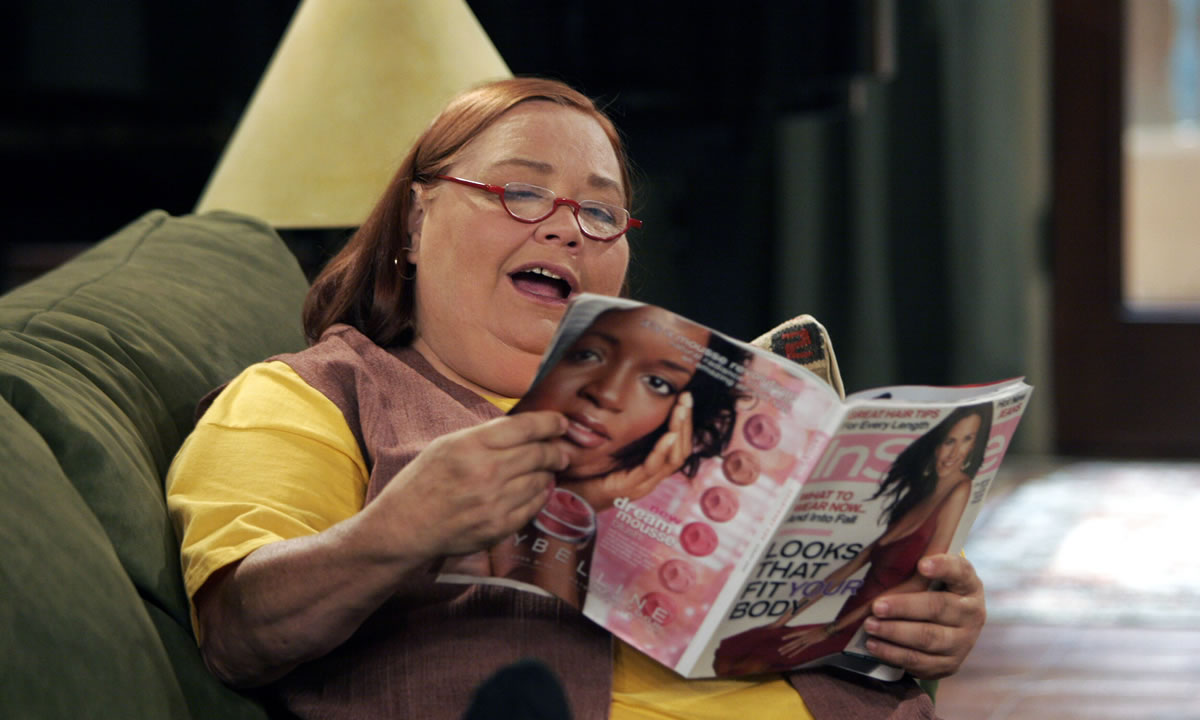 Conchata Ferrell como Berta em Two and a Half Men (Reprodução / CBS)