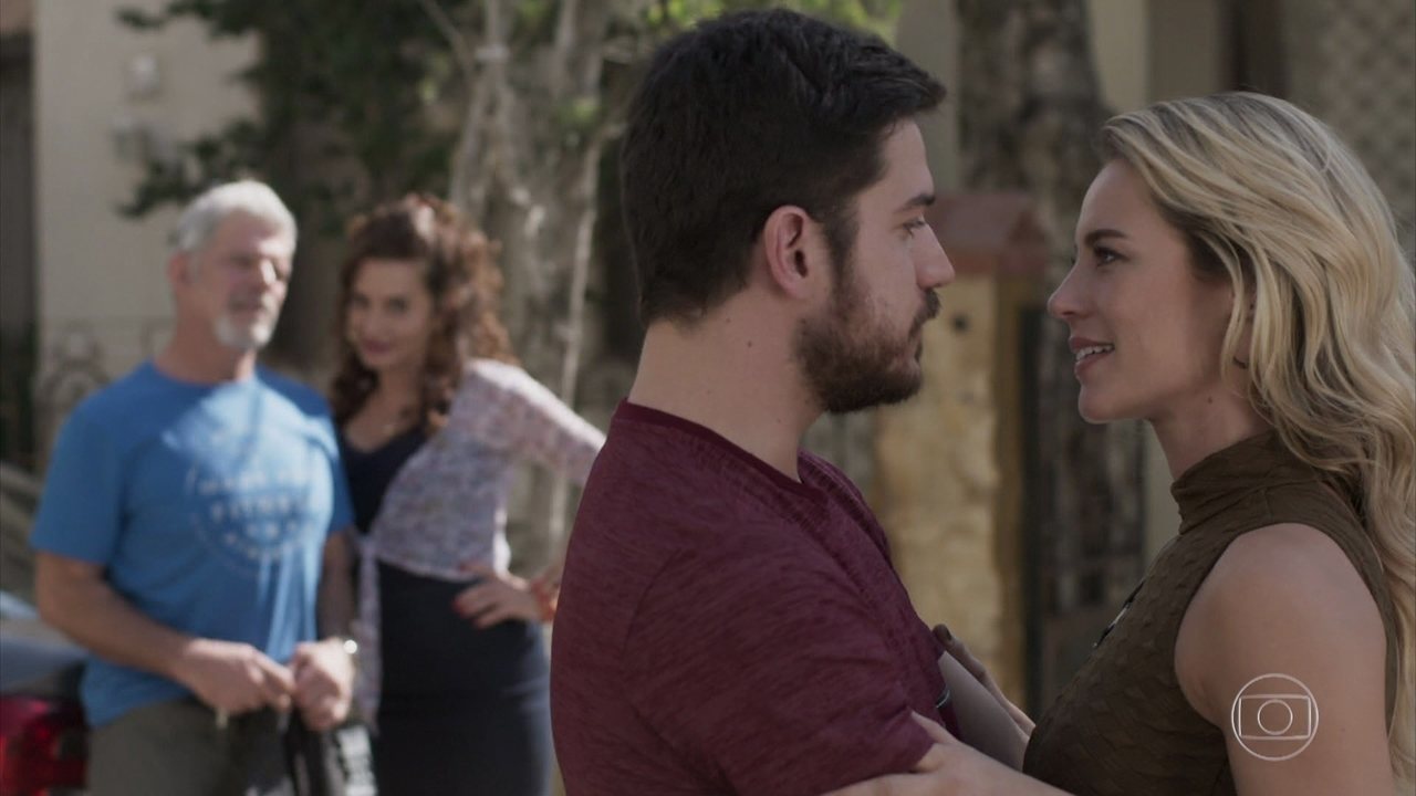 Zeca (Marco Pigossi) e Jeiza (Paolla Oliveira) em A Força do Querer