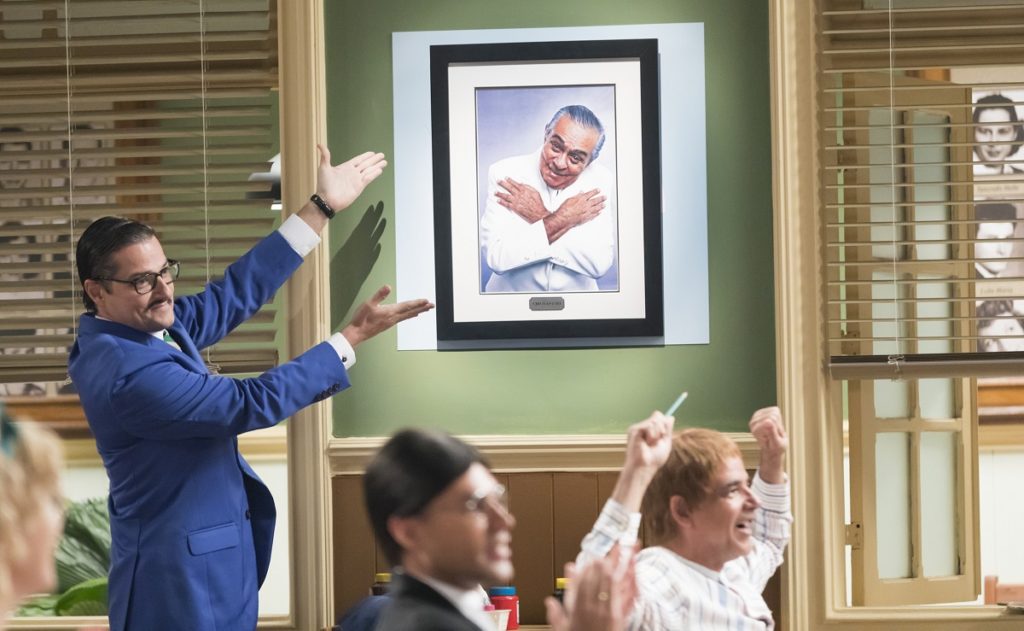 ( Marcelo Serrado ) coloca o quadro de Chico Anysio na parede da sala