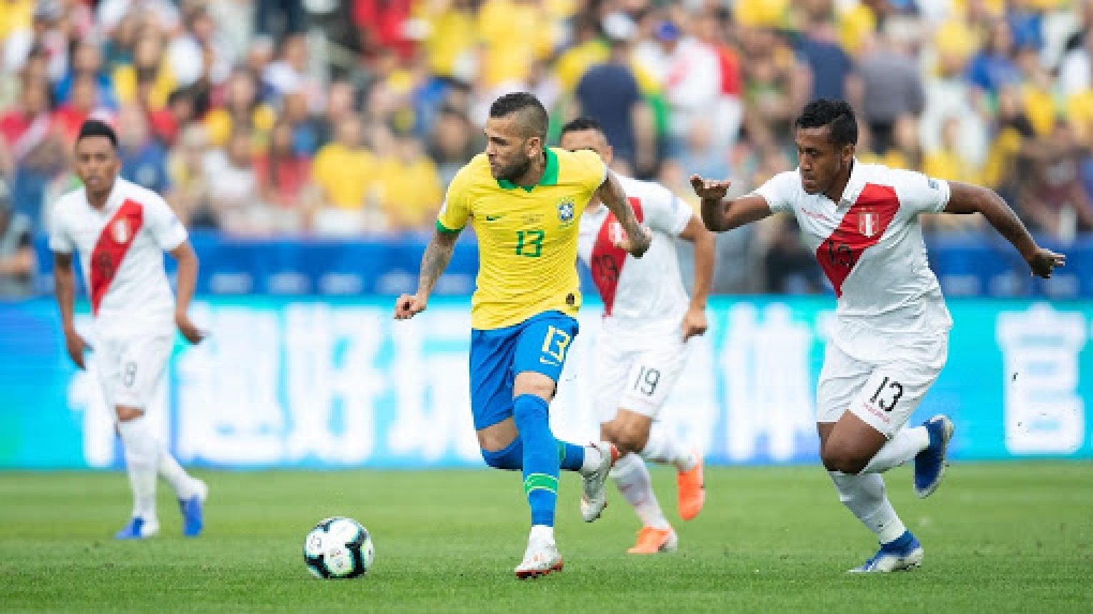 Seleções do Brasil e do Peru se enfrentam em campo (Reprodução)