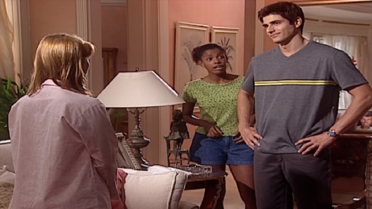 Camila, Edu e Zilda, no apartamento de Helena, em Laços de Família