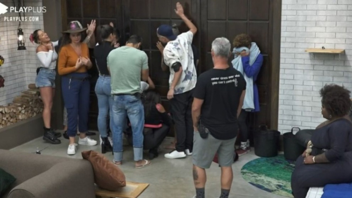 Peões ficaram agitados ao escutarem Cartolouco do lado de fora da sede (Reprodução: PlayPlus)