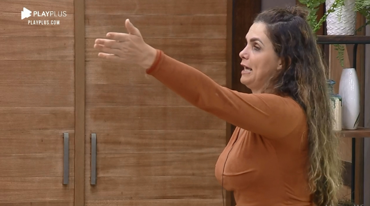 Luiza Ambiel cai no choro após provocação de Lidi Lisboa e Tays Reis (Reprodução: PlayPlus)