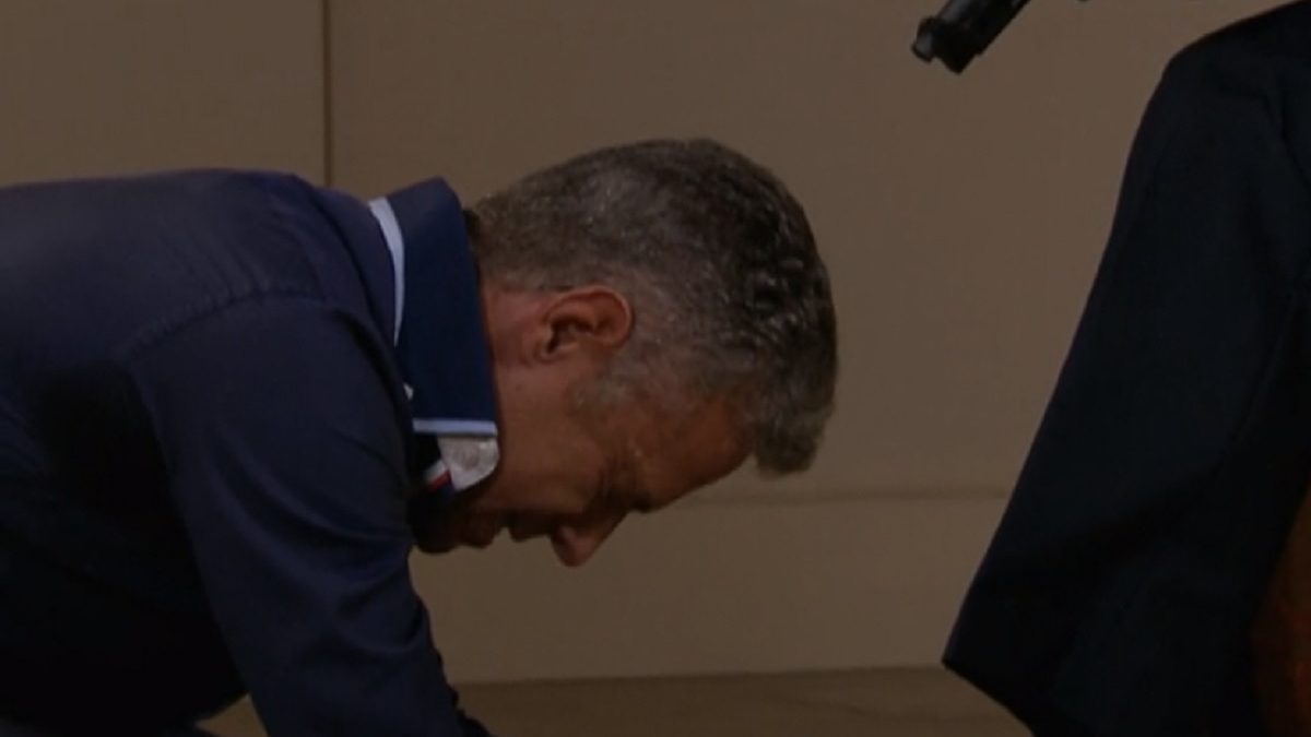 Ezequiel beija os pés de Pedro, em O Que a Vida me Roubou