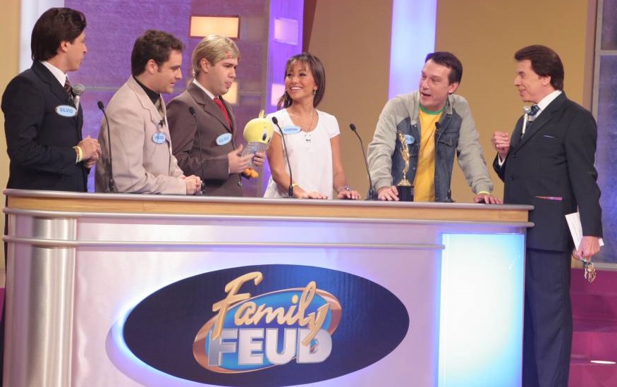 Silvio Santos com elenco do Pânico no Family Feud