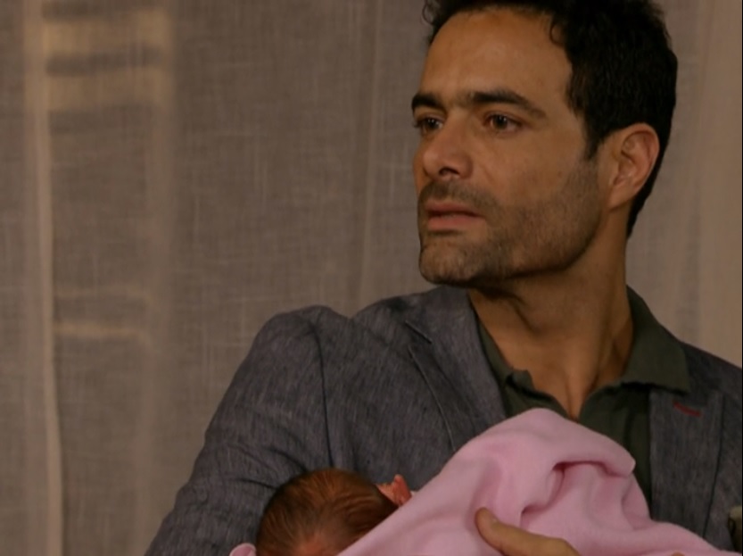 José Luís segura sua filha com Montserrat, em O Que a Vida me Roubou